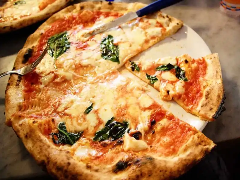 Naples được biết đến như cái nôi sản sinh ra pizza và là một trong những thành phố có nền văn hóa ẩm thực đa dạng và tuyệt vời nhất nước Ý. Với một lớp nước sốt đậm đà, pho mai dây phủ kín bề mặt và lớp để mỏng giòn, bạn sẽ khó lòng bỏ qua chiếc bánh pizza tuyệt ngon tại đây.