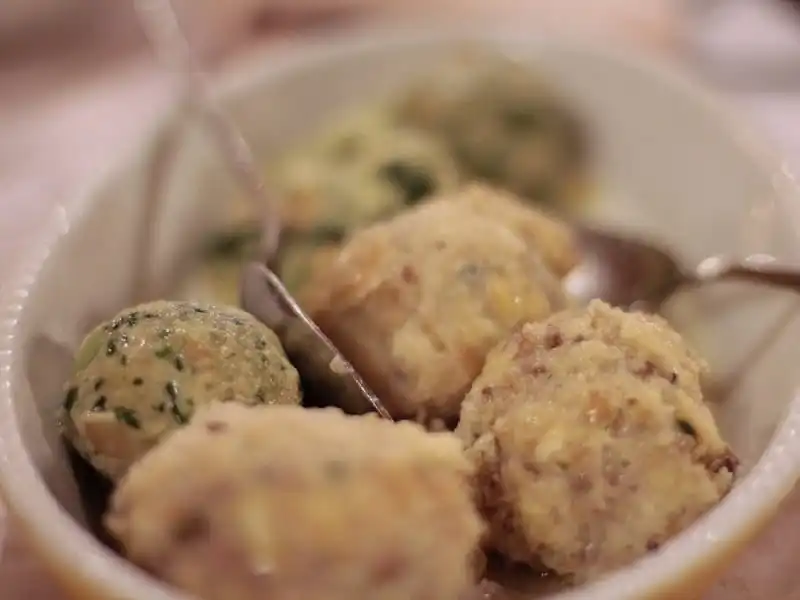 Giống như món súp sau truyền thống của xứ Tuscany, canederli đến từ vùng Tentino-Alto Adigre Ý, được làm từ bánh mì thừa, trộn với trứng và sữa sau đó vo viên tròn giống món knodel của Đức. Thường thì người ta sẽ bỏ thêm một ít thịt xông khói, pho mát và gia vị để tăng thêm hương vị cho món ăn trước khi nấu nó với nước dùng bò hoặc gà. Khi được dọn ra với bơ đun chảy hoặc trong nước dùng nghi ngút khói, thì canederli hoàn hảo cho mùa đông.