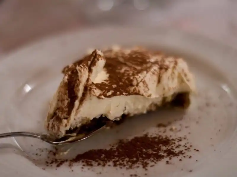 Đây là món tráng miệng phổ biến nhất tại Italy vói hương vị đặc trưng được làm từ phô mai Mascarpone, kem Zabaglione, cà phê Espresso, Savoiardi cookie (còn được gọi là ladyfingers) và quan trọng nhất là chocolate.