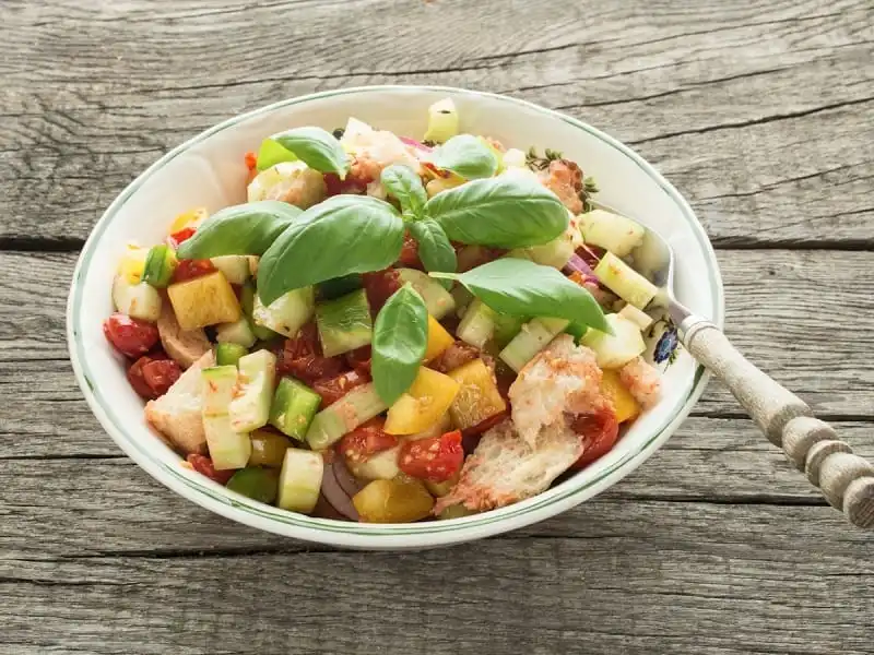Có nguồn gốc từ vùng Tuscany của Italy, panzanella là một loại salad mùa hè với sự kết hợp của bánh mì nướng giòn và cà chua chín ngon ngọt, dầu giấm rượu vang đỏ cùng vài loại rau yêu thích.