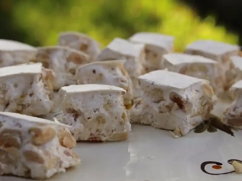 Turrón là những chiếc bánh quy tráng miệng làm từ kẹo nougat, mật ong, lòng trứng trắng, đậu rang và hương cam.