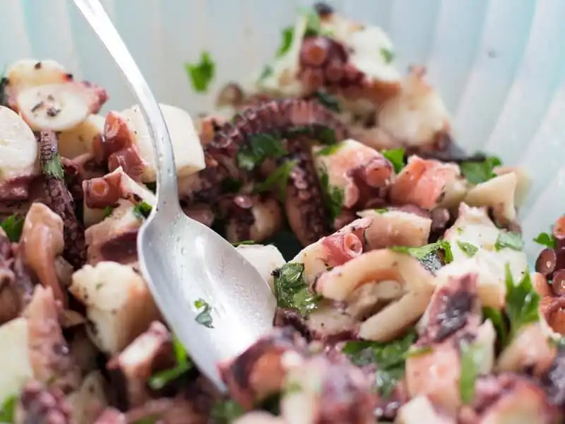 Bạch tuộc luộc là món ăn phổ biến dọc theo các bờ biển ở Italy. Hầu hết các nhà hàng phục vụ nó như một món khai vị đặc trưng cùng với những món salad khác.