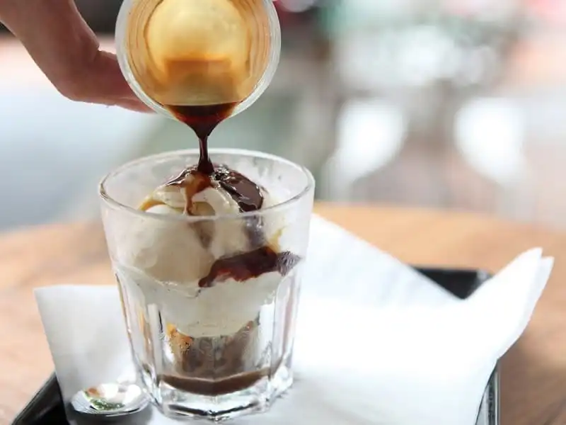 Affogato coffee là món đồ uống phổ biến ở hầu hết các nhà hàng và quán ăn tại Ý với một viên kem gelato hương vani và một phần cà phê espresso đậm đặc, nóng hổi.