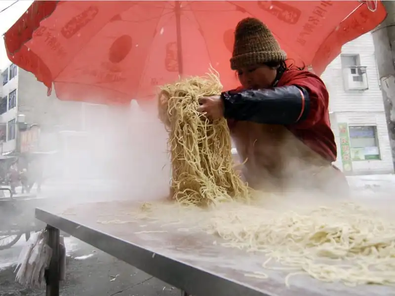 wanderlust_tips_5-bi-kip-bo-tui-truoc-khi-thuong-thuc-am-thuc-duong-pho-1