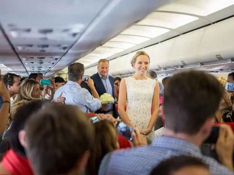 Hôn lễ ấn tượng trên độ cao 12.000km của cặp đôi người Áo 6 wanderlust_tips_Cap-doi-yeu-du-lich-dinh-hon-va-lam-le-cuoi-tren-may-bay-2