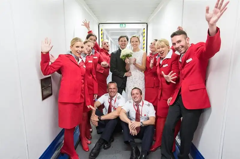 Hôn lễ ấn tượng trên độ cao 12.000km của cặp đôi người Áo 7 wanderlust_tips_Cap-doi-yeu-du-lich-dinh-hon-va-lam-le-cuoi-tren-may-bay-3