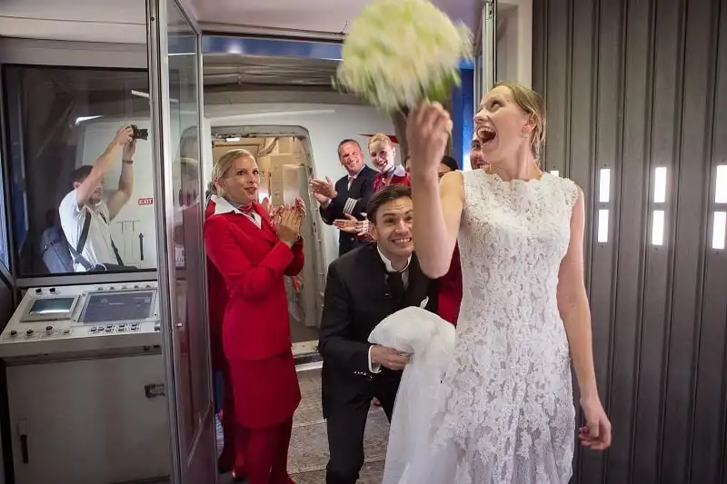 Hôn lễ ấn tượng trên độ cao 12.000km của cặp đôi người Áo 8 wanderlust_tips_Cap-doi-yeu-du-lich-dinh-hon-va-lam-le-cuoi-tren-may-bay-4