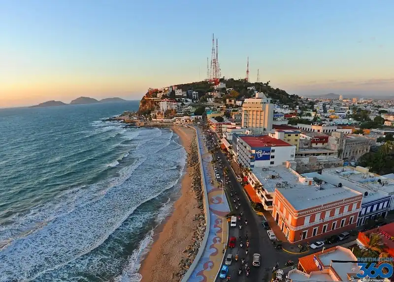 wanderlust_tips_Cuba-phat-wifi-doc-tuyen-duong-di-bo-ven-bien-noi-tieng-2