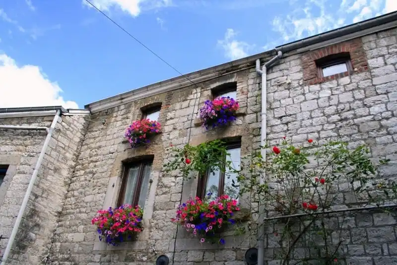 Khám phá Durbuy: Thành phố nhỏ nhất thế giới 7 Những ô cánh cửa sơn sặc sỡ, những ban công cửa xinh xắn, đáng yêu