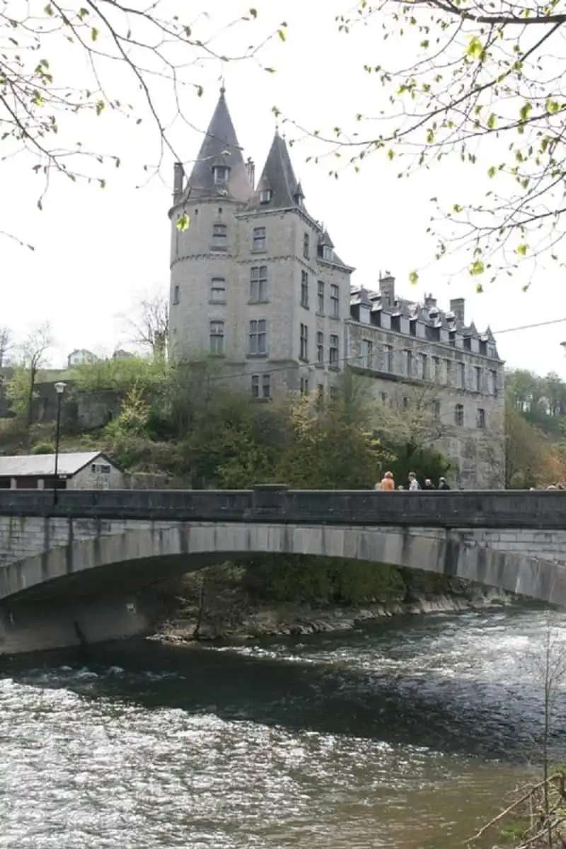 Khám phá Durbuy: Thành phố nhỏ nhất thế giới 9 Lâu đài đá xám Durbuy