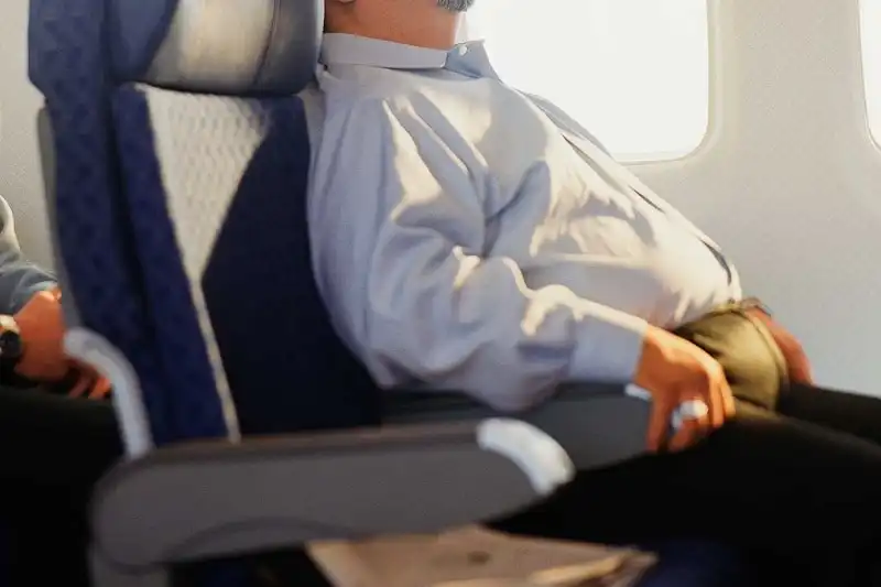 wanderlust_tips_Emirates-Airlines-bi-kien-vi-xep-cho-cho-hanh-khach-ngoi-canh-nguoi-beo-phi-2