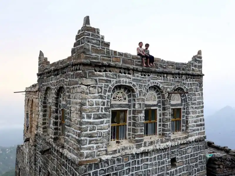 wanderlust_tips_Nhung-ngoi-lang-biet-lap-tren-dinh-nui-mien-Tay-Yemen-15