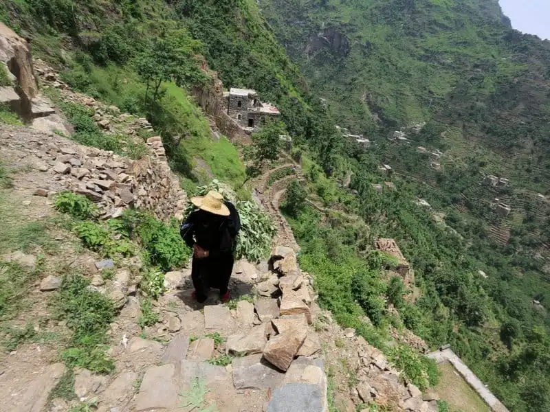 wanderlust_tips_Nhung-ngoi-lang-biet-lap-tren-dinh-nui-mien-Tay-Yemen-4