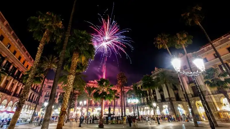 Ghé thăm phố cổ Barri Gotic 10 Nằm ngay gần Las Ramblas, Placa Reial là một trong những điểm nổi tiếng nhất ở Barcelona (Ảnh: Flickr)