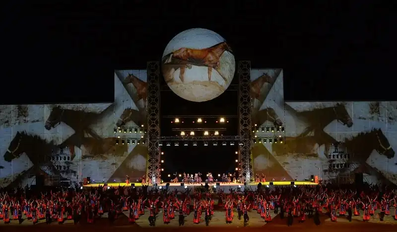Dancers perform during the opening ceremony of the World Nomad Games 2016 at the hippodrome of Cholpon-Ata on the shores of Lake Issyk-Kul, some 270 kms outside the capital Bishkek, on September 3, 2016. / AFP PHOTO / Vyacheslav OSELEDKO