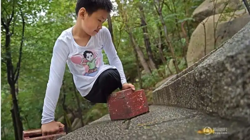 wanderlust_tips_cau-be-cut-chan-chinh-phuc-ngon-nui-900m-bang-tay-3