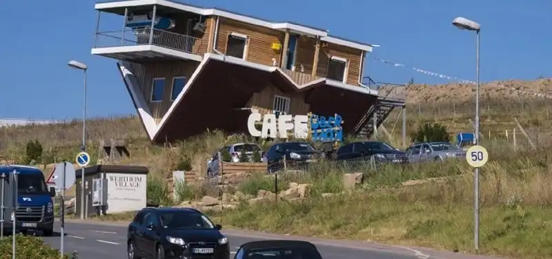 wanderlust_tips_chong-mat-voi-quan-ca-phe-lon-nguoc-o-Duc-1