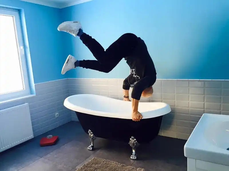 wanderlust_tips_chong-mat-voi-quan-ca-phe-lon-nguoc-o-Duc-2