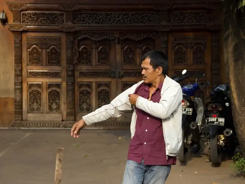 Ăn mặc như người bản địa khi đi du lịch 8 wanderlust_tips_mac_gi_khi_di_du_lich_4