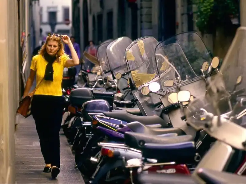 Ăn mặc như người bản địa khi đi du lịch 11 wanderlust_tips_mac_gi_khi_di_du_lich_7