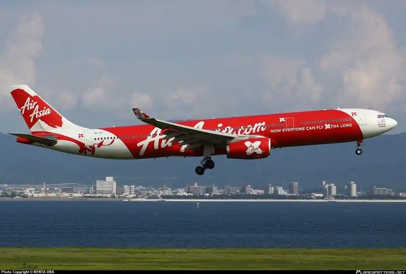 wanderlust_tips_may-bay-AirAsia-ha-canh-nham-san-bay