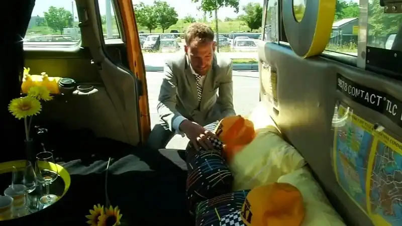 Độc đáo dịch vụ ngủ đêm trên taxi ở New York 8 wanderlust_tips_ngu-dem-o-new-york-tren-taxi-3