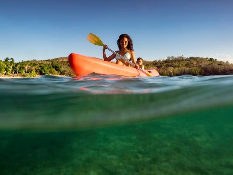 Bé gái 2 tuổi du lịch qua 30 nước cùng bố mẹ