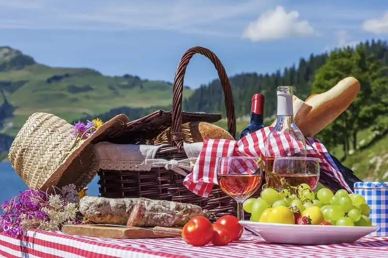 10 mẹo tiết kiệm chi phí cho các chuyến đi 6 View of picnic in french alpine mountains with lake