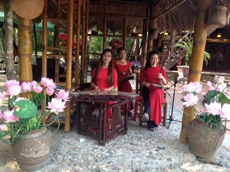 Le-hoi-hoa-cuc-chua-Ba-Vang-Quang -Ninh-wanderlusttips