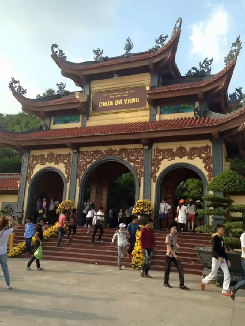 Hàng ngàn bông hoa Cúc đua sắc trong lễ hội “Hoa Cúc Vàng” ở Quảng Ninh 6 Le-hoi-hoa-cuc-chua-Ba-Vang-Quang -Ninh-wanderlusttips1