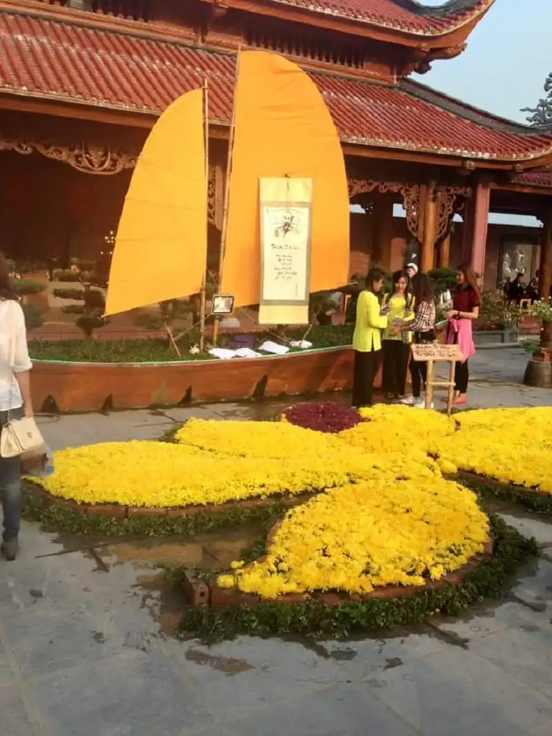 Le-hoi-hoa-cuc-chua-Ba-Vang-Quang -Ninh-wanderlusttips6