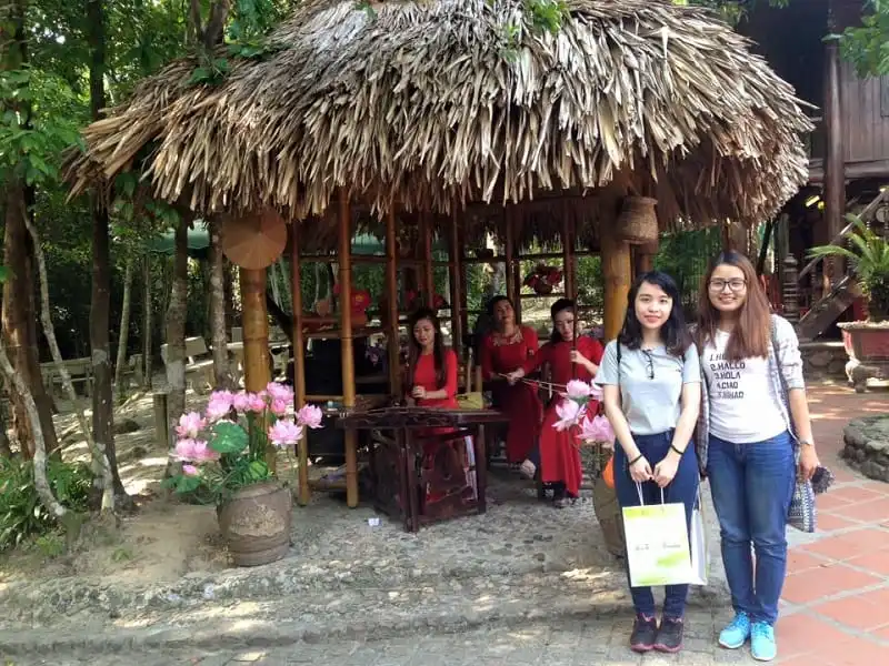 Hàng ngàn bông hoa Cúc đua sắc trong lễ hội “Hoa Cúc Vàng” ở Quảng Ninh 7 Le-hoi-hoa-cuc-chua-Ba-Vang-Quang -Ninh-wanderlusttips8