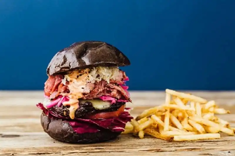 Thuong-thuc-banh-mi-kep-vi-Donald-Trump-va-Hilary-Clinton2