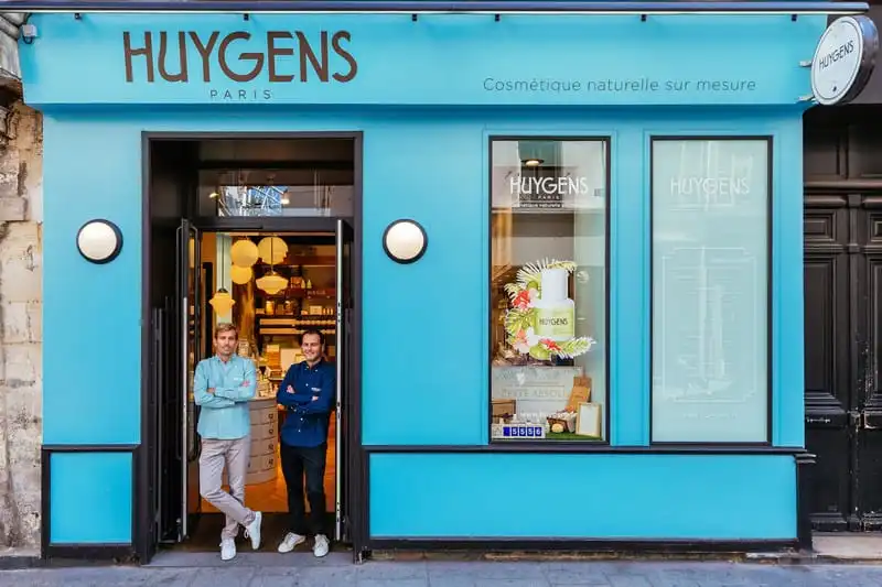 Wanderlust_Mat-tien-sac-so-cua-cac-cua-hieu-o-Paris-6