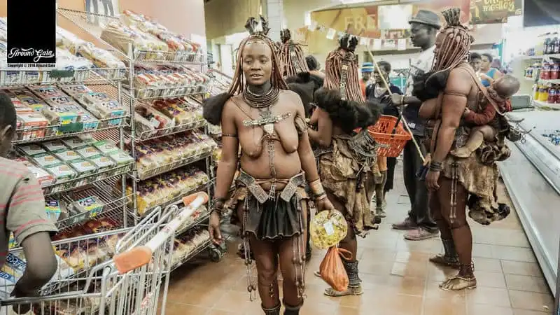 Wanderlust_Nguc-tran-di-sieu-thi-nhu-phu-nu-tho-dan-Him-Ba-8