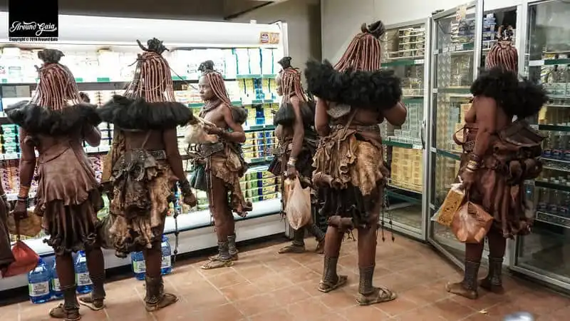 Wanderlust_Nguc-tran-di-sieu-thi-nhu-phu-nu-tho-dan-Him-Ba-9