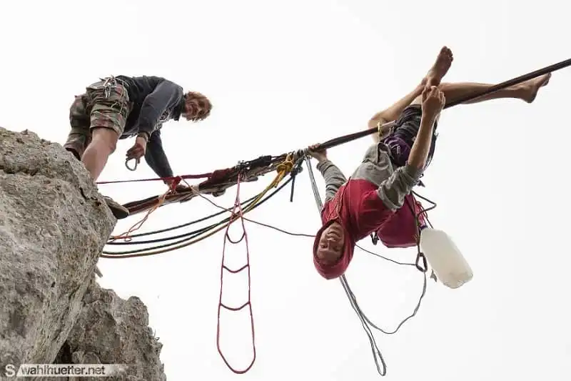 Phượt thủ liều mạng rủ nhau mắc võng trên hẻm núi ở độ cao 200m 15 phuot-thu-lieu-mang-ru-nhau-mac-vong-tren-nui-wanderlusttips11