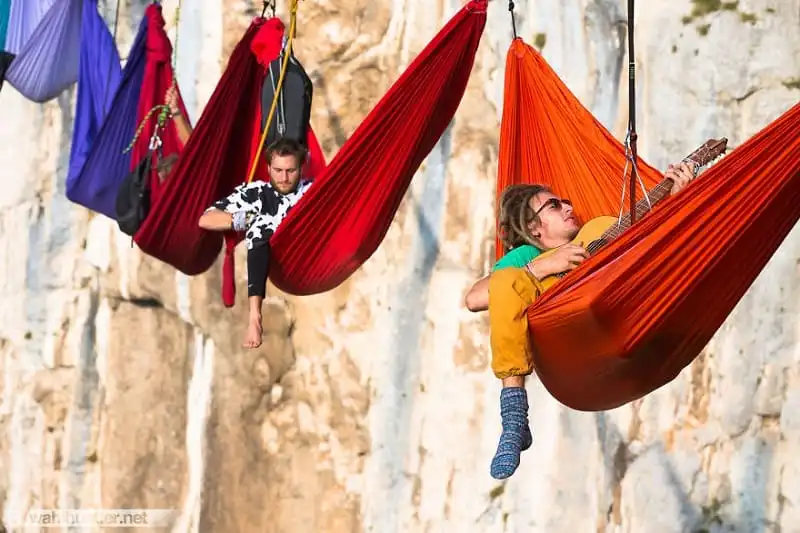 Phượt thủ liều mạng rủ nhau mắc võng trên hẻm núi ở độ cao 200m 16 phuot-thu-lieu-mang-ru-nhau-mac-vong-tren-nui-wanderlusttips12