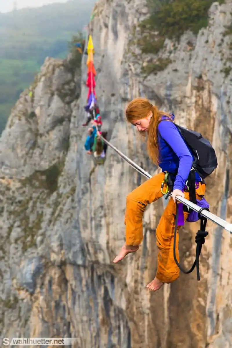 Phượt thủ liều mạng rủ nhau mắc võng trên hẻm núi ở độ cao 200m 10 phuot-thu-lieu-mang-ru-nhau-mac-vong-tren-nui-wanderlusttips6