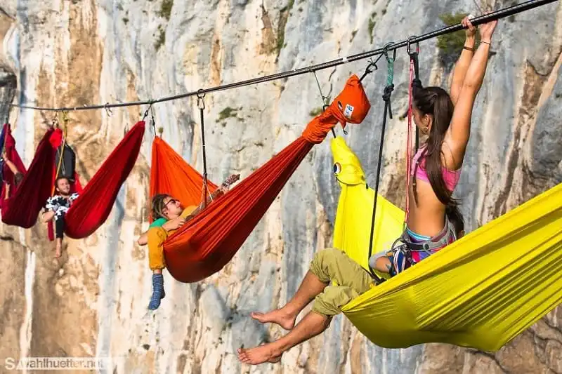 Phượt thủ liều mạng rủ nhau mắc võng trên hẻm núi ở độ cao 200m 11 phuot-thu-lieu-mang-ru-nhau-mac-vong-tren-nui-wanderlusttips7