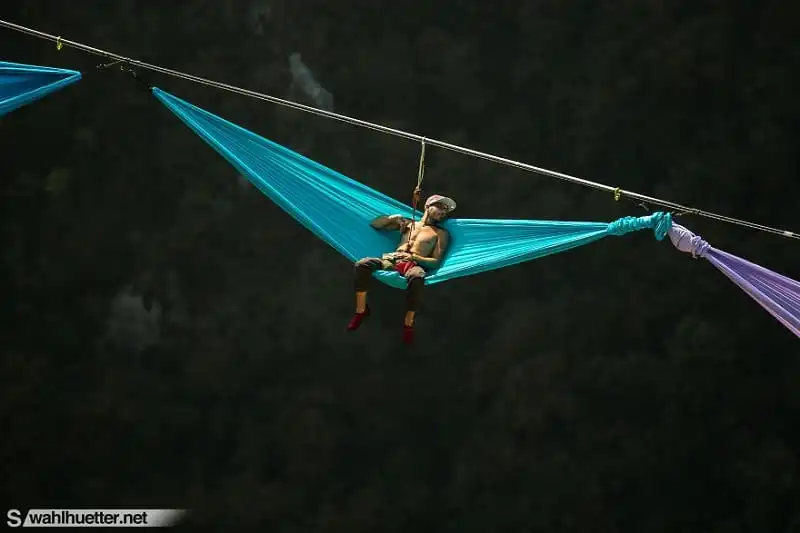 Phượt thủ liều mạng rủ nhau mắc võng trên hẻm núi ở độ cao 200m 12 phuot-thu-lieu-mang-ru-nhau-mac-vong-tren-nui-wanderlusttips8