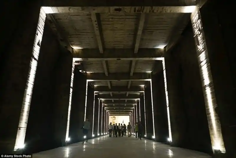 wanderlust-tip-co-so-hat-nhan-bi-mat-cua-trung-quoc-mo-cua-cho-du-khach-tham-quan-2