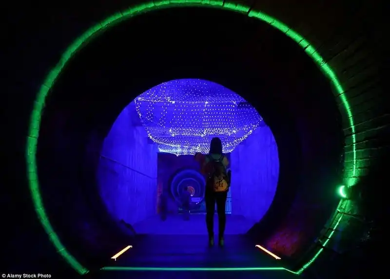 wanderlust-tip-co-so-hat-nhan-bi-mat-cua-trung-quoc-mo-cua-cho-du-khach-tham-quan-4