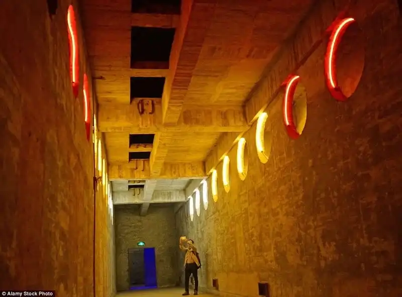 wanderlust-tip-co-so-hat-nhan-bi-mat-cua-trung-quoc-mo-cua-cho-du-khach-tham-quan-6