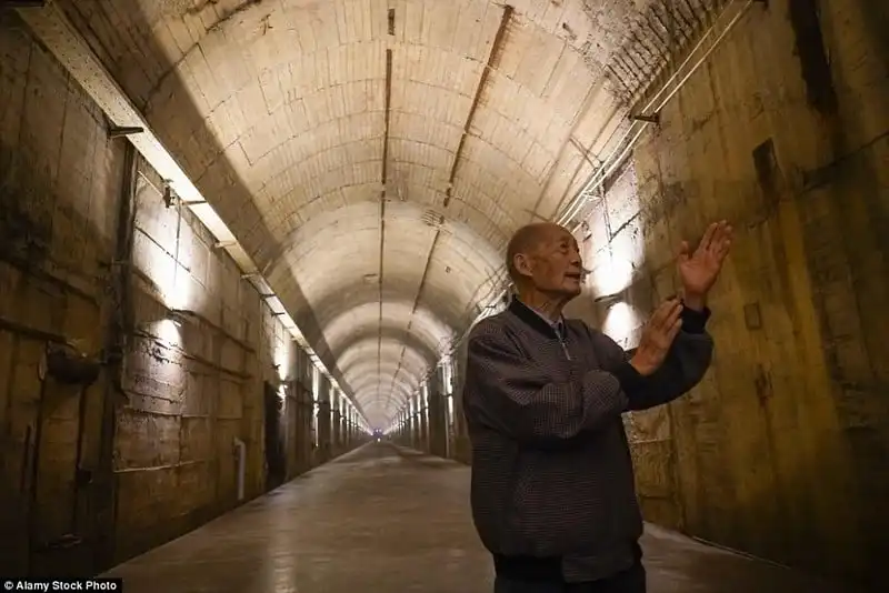 wanderlust-tip-co-so-hat-nhan-bi-mat-cua-trung-quoc-mo-cua-cho-du-khach-tham-quan-7