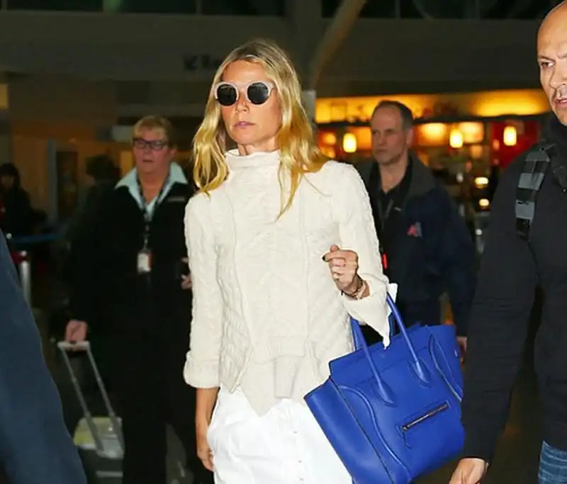 wanderlust-tip-sao-hollywood-va-nhung-vat-bat-ly-than-khi-di-du-lich-4