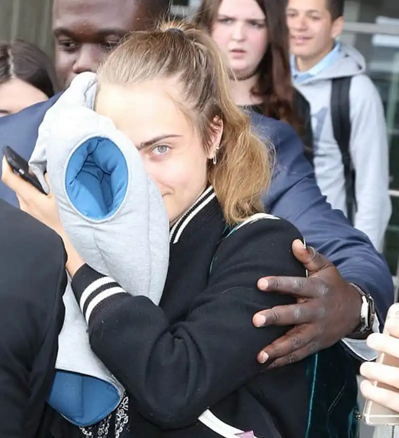 wanderlust-tip-sao-hollywood-va-nhung-vat-bat-ly-than-khi-di-du-lich-5