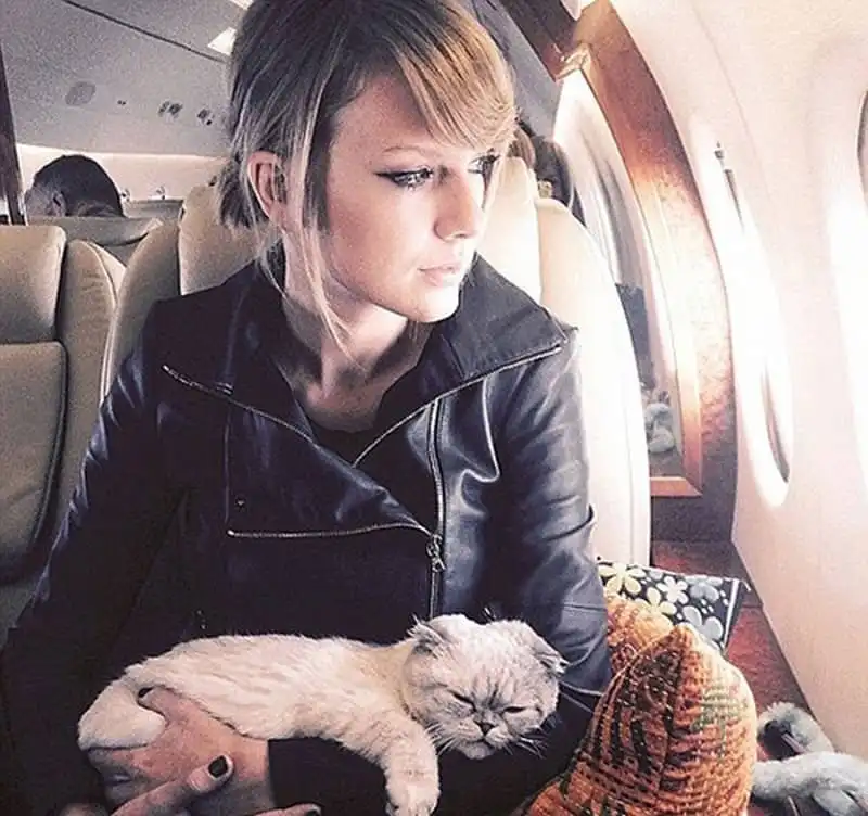 wanderlust-tip-sao-hollywood-va-nhung-vat-bat-ly-than-khi-di-du-lich-6