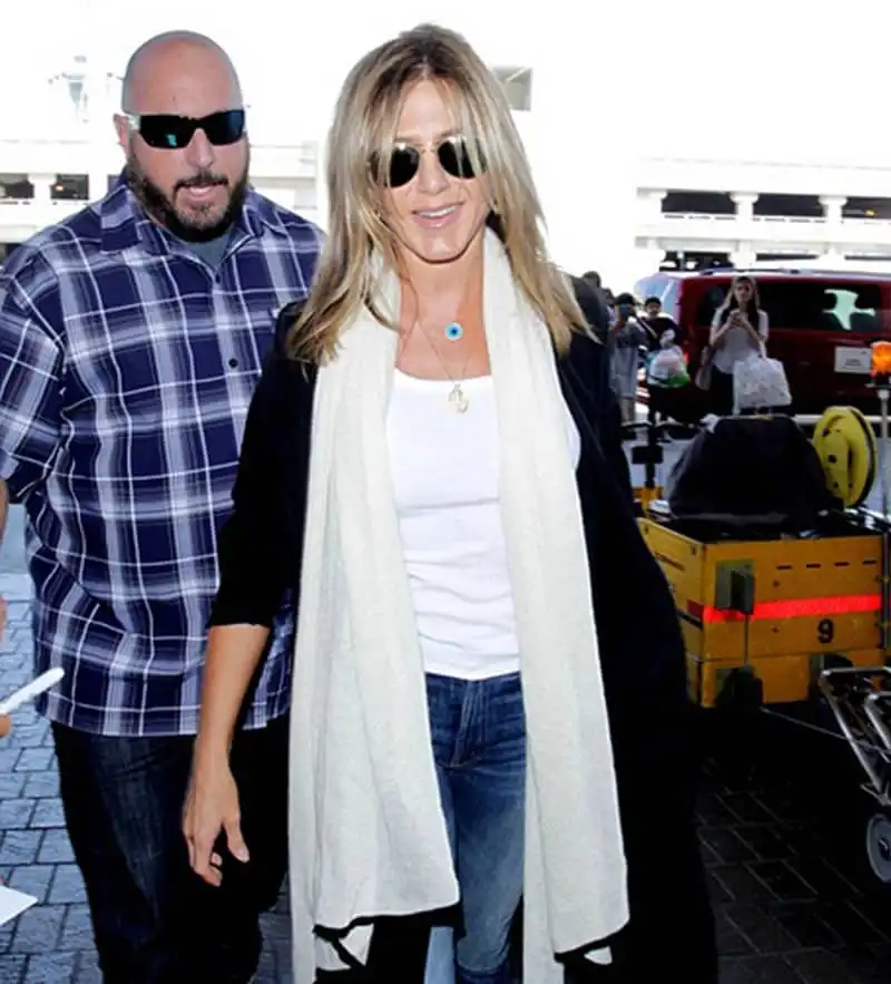 wanderlust-tip-sao-hollywood-va-nhung-vat-bat-ly-than-khi-di-du-lich-7