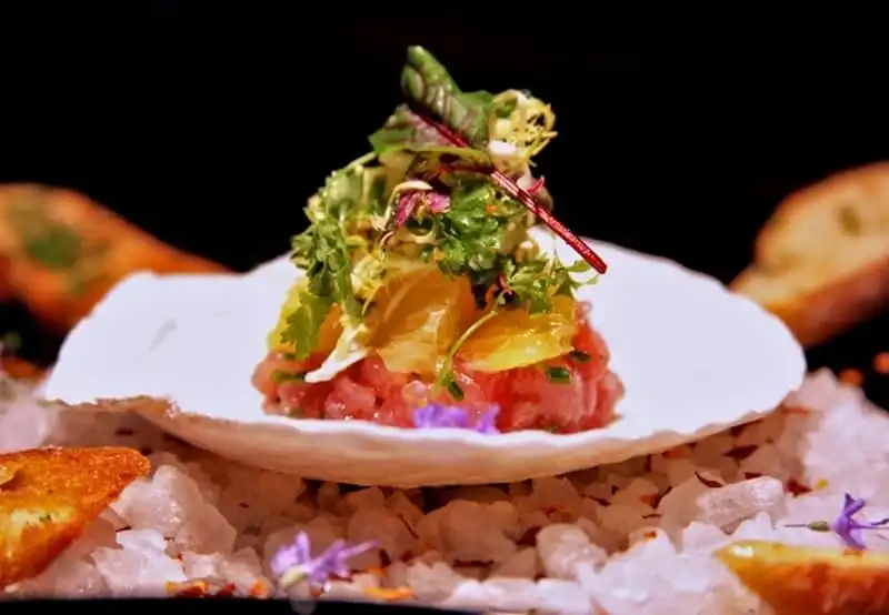 wanderlust-tips-10-mon-hai-san-dat-do-nhat-the-gioi-10